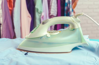 Hafif ev içi arka planda ütü tahtası