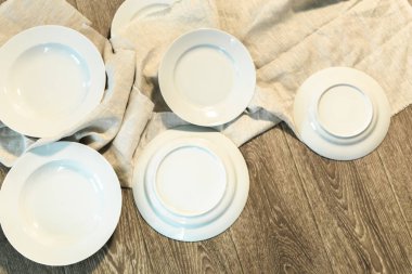 Beyaz plaka üzerinde bir masa örtüsü