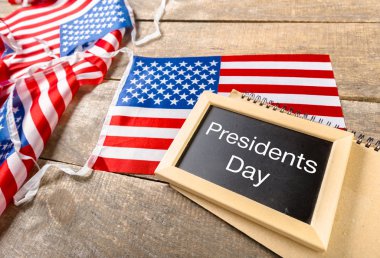 Mutlu Cumhurbaşkanlığı Günü chalkboard ve Amerika Birleşik Devletleri bayrağı üzerinde yazılı