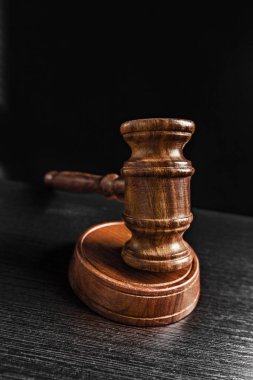 Siyah arka plan üzerine yargıç tokmak