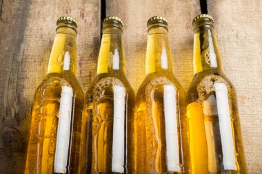 Soğuk bira şişeleri görünümü Kapat.