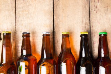 Soğuk bira şişeleri görünümü Kapat.