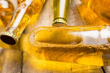 Soğuk bira şişeleri görünümü Kapat.