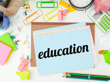 İş yerinde çeşitli renkli ileti örneği nesneler ile yaratıcı bir kişinin