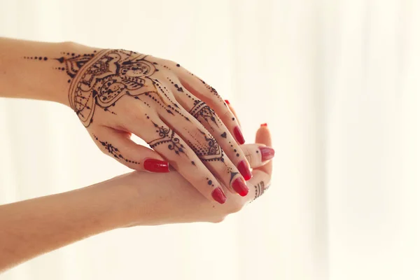 Mani Rosse Curate Con Design Mehndi Primo Piano — Foto Stock