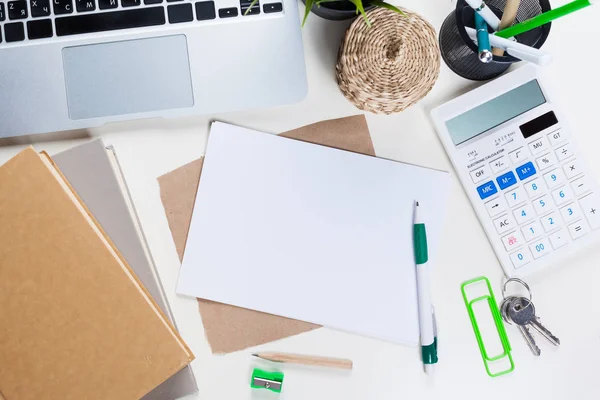 Witte Kantoor Bureau Tafel Met Een Heleboel Dingen Daarop Bovenaanzicht — Stockfoto