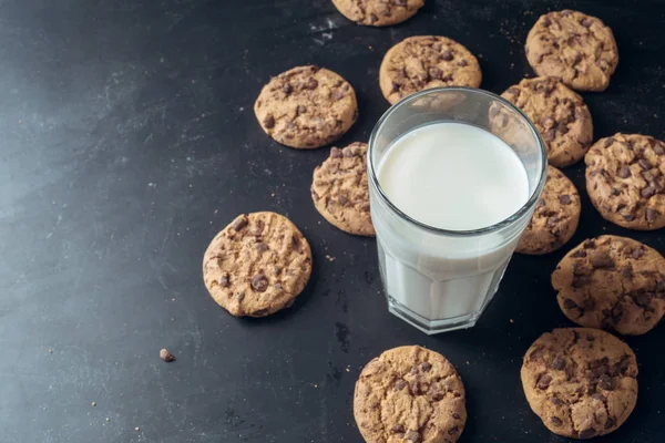 Chiudi Vista Dei Biscotti Cioccolato Dolci Con Bicchiere Latte Sul — Foto Stock