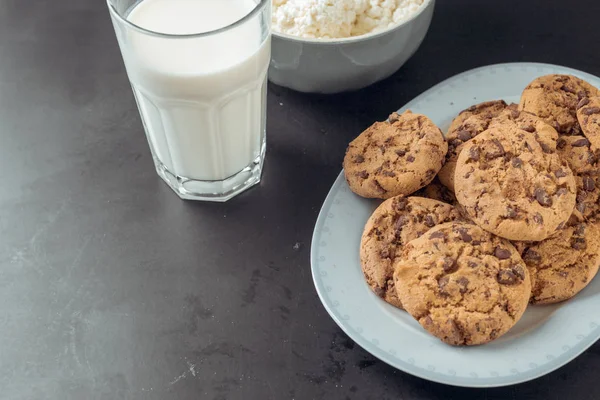 Schließen Sie Die Süßen Schokoladenkekse Mit Einem Glas Milch Auf — Stockfoto