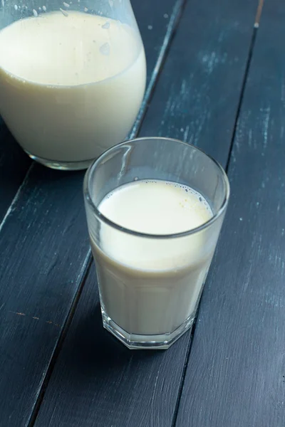 Susu Segar Dalam Kendi Kaca Dan Kaca Pada Latar Belakang — Stok Foto