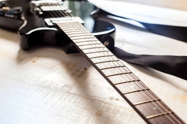Guitarra Eléctrica Superficie Madera Vieja —  Fotos de Stock
