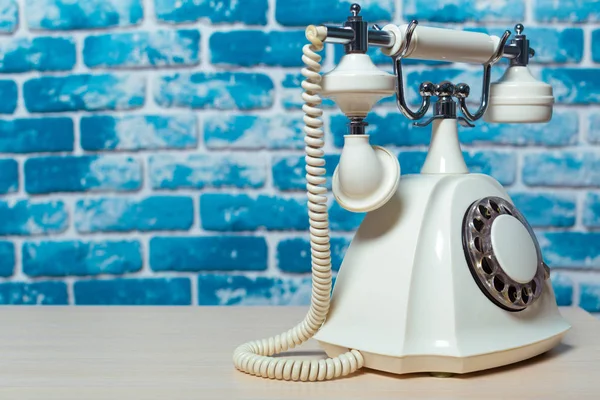 Vista Ravvicinata Del Bianco Retro Telefono Sul Tavolo Legno — Foto Stock