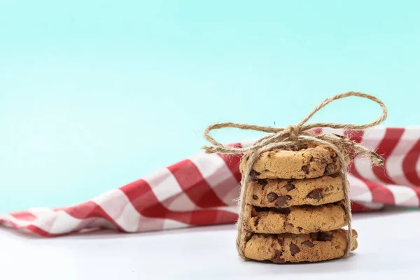 Csokoládé Darabos Cookie Fényes Kék Háttér — Stock Fotó