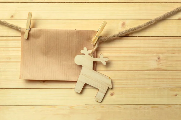 Pinza Colgante Con Papel Blanco Sobre Fondo Madera — Foto de Stock