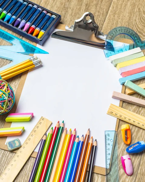 çeşitli renkli çizim araçları. Yukarı alay