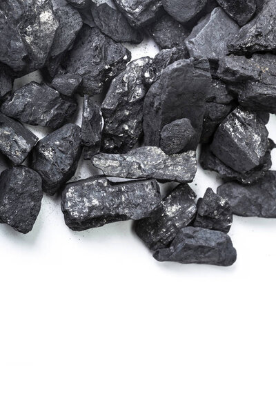 Натуральный древесный уголь, изолированный на белом
