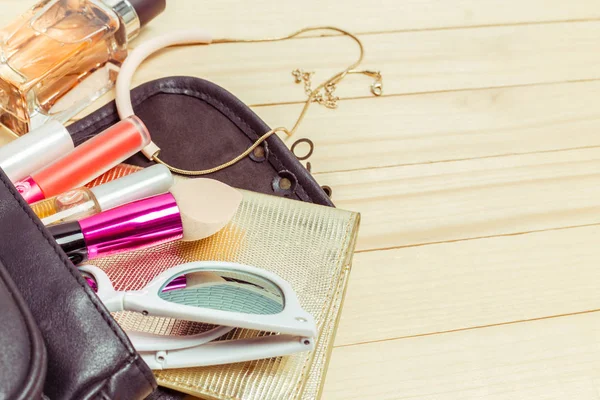 Kadınlar çanta malzeme ahşap arka plan üzerinde görüntüleyin 