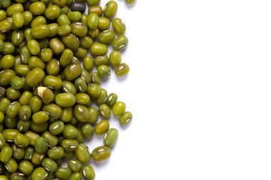 Mung fasulyeleri beyaz arkaplanda izole