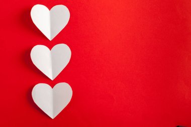 Güzel kağıt kalpleri arka plan üzerinde Kapat