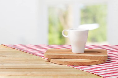 Ahşap tahta bir masa bir peçeteye ile yakın çekim