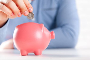 Piggy Bank 'a madeni para yatırıyorum.