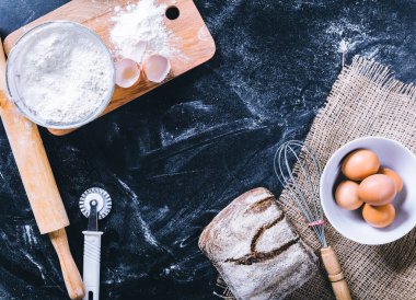 Malzemeler ve siyah kurulu, üstten görünüm pişirme için gereçler