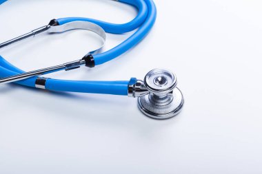 Tıbbi steteskop beyaz arkaplanda izole edildi