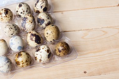 Tahta masadaki bıldırcın yumurtaları.