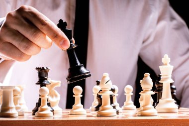 Satranç oynayan iş adamının eli