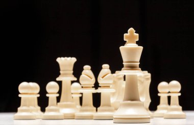 Siyah arkaplanda satranç taşları