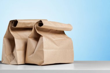 Öğle yemeği ya da masasına yemek için basit kahverengi kağıt çanta