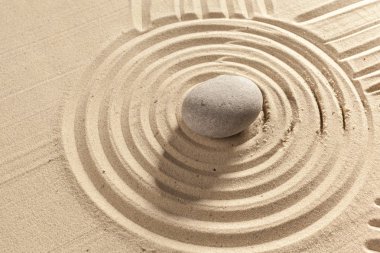 Japon Bahçe zen stone kum üzerinde
