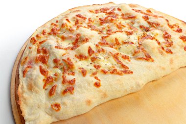pizza calzone üzerinde beyaz izole