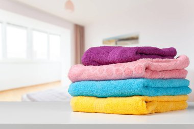 Banyo havlusu ışık beyaz arka plan üzerinde yığını