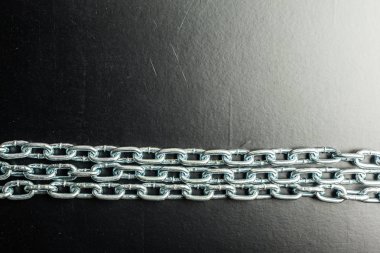 Siyah arka plan üzerine demir zincirlerinin yakın çekim