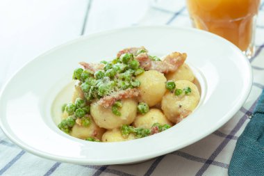 Patates köfte kızarmış soğan ve pastırma ile
