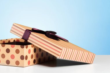 hediye kutusu beyaz masada.