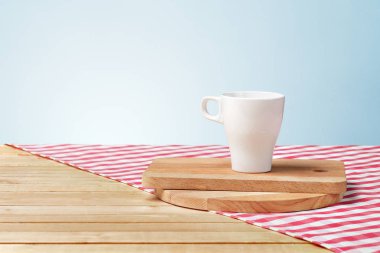 Ahşap panoları ve tablo, peçeteye fincanla yakın çekim   