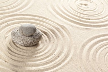 Japon Bahçe zen taşlar kum üzerinde