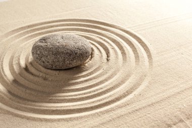 Japon Bahçe zen stone kum üzerinde