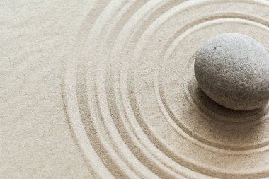 Japon Bahçe zen stone kum üzerinde