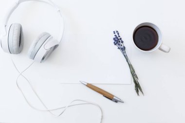 Tasarımcı masasında nesnelerin yakın çekim