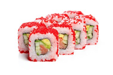 Maki Sushi izole beyaz zemin üzerine yakın çekim 