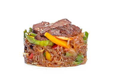 Gelen beyaz zemin üzerine izole wok Çin fast food yakın çekim 