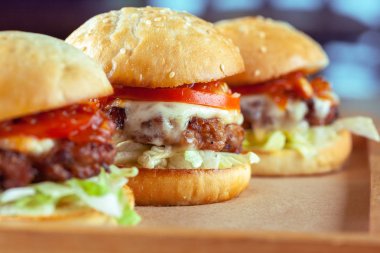 Sulu sığır eti burgers ahşap masa, yakın çekim kesme