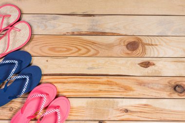 ahşap yerde floplar flip.