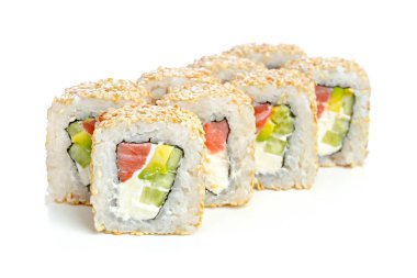 Maki Sushi izole beyaz zemin üzerine yakın çekim 