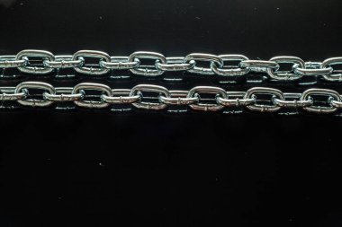 Siyah arka plan üzerine güçlü Zinciri