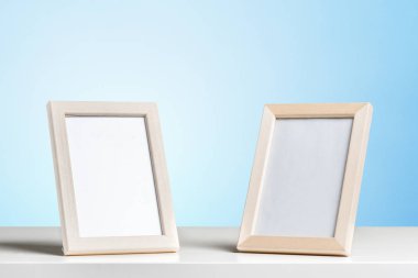 duvar ve masa ahşap beyaz boş resim çerçevesi