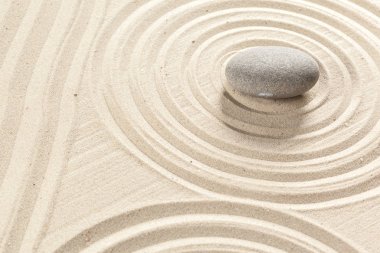 Japon Bahçe zen stone kum üzerinde