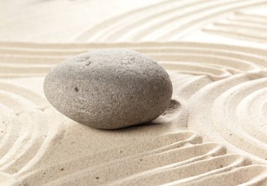 Japon Bahçe zen stone kum üzerinde